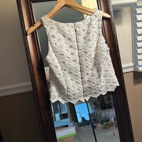 Elegant White Sleeveless Top - Picture 4 of 6